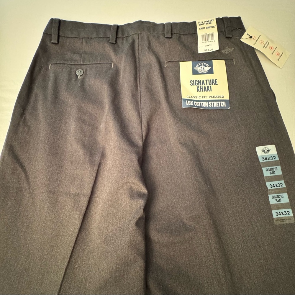 NEW! Dockers Signature Khaki Classic Fit Flex Pleated Pants Size 34 x 32 Slacks